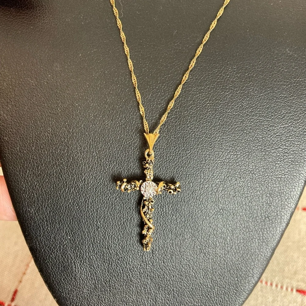 14k Yellow Gold Twisted Chain 14k Yellow Gold & Diamond Cross Pendant 19” Chain - Picture 3 of 8